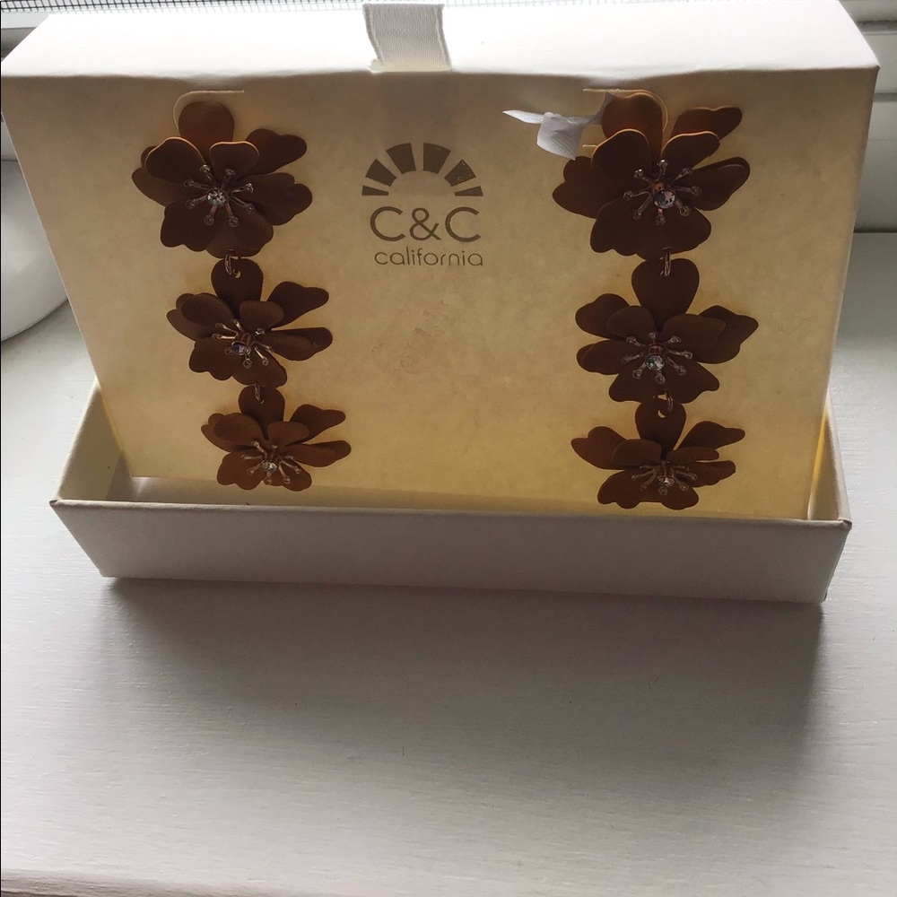 NIB C&C CALIFORNIA TRIPLE FLOWER  EARRINGS!! - Picture 8 of 10